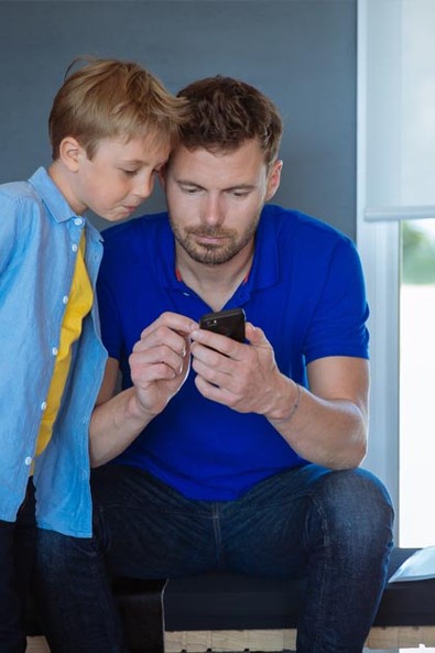 Somfy - man and child on smartphone