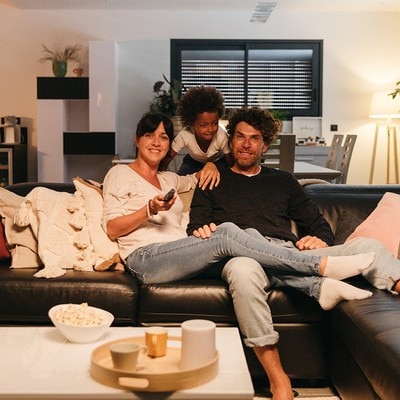 somfy-living-room-family-sofa