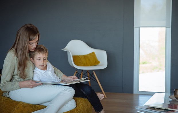 Somfy - woman and child reading