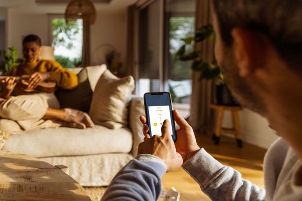 Somfy- couple on couch with smartphone
