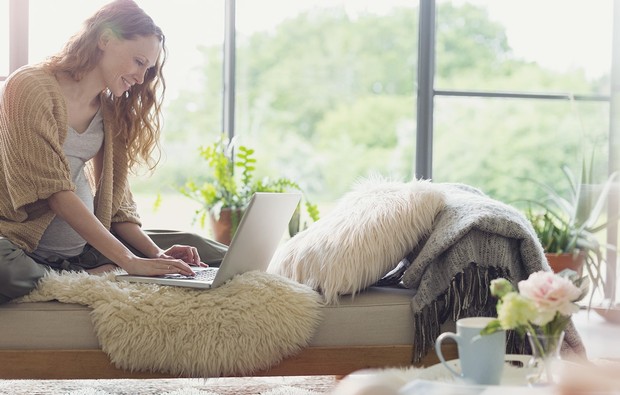 Somfy - woman with laptop on couch